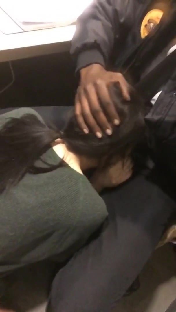 Чернокожий охранник дал в рот воровке, пока его друг снимал на камеру 