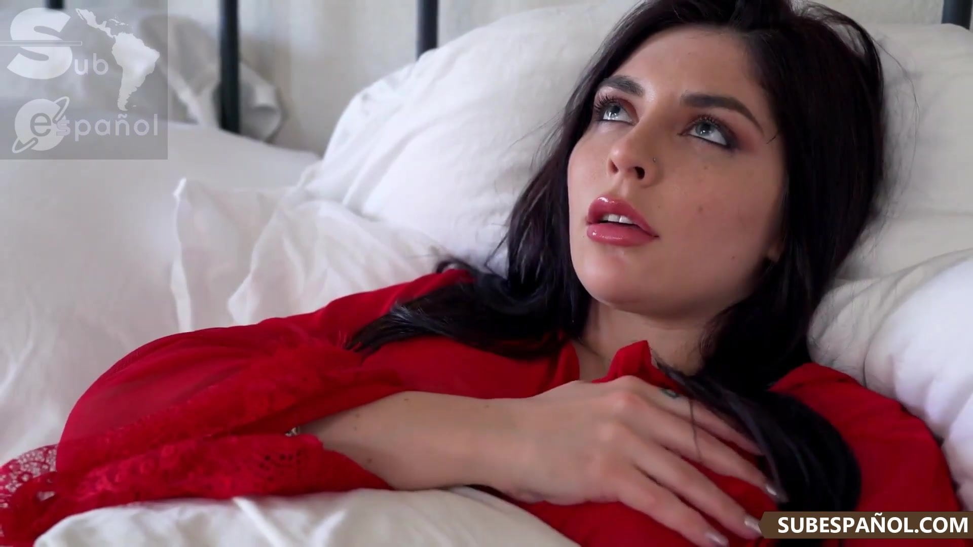 Испанская сучка мечтает о хуе и дрочит парню в душе