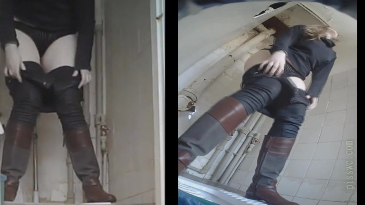 Скрытая камера в туалете сняла писющих девушек