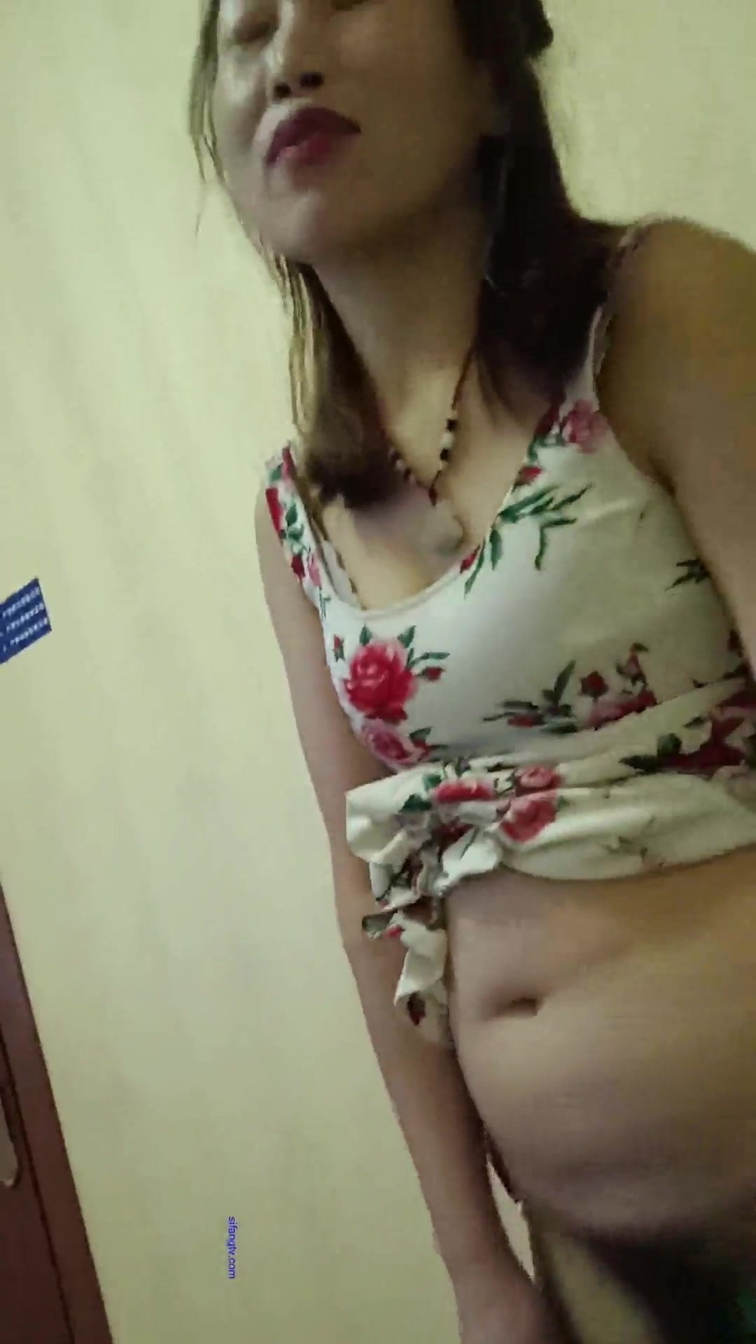 Китаянка встает раком и ощущает член мужика в волосатой пизде 