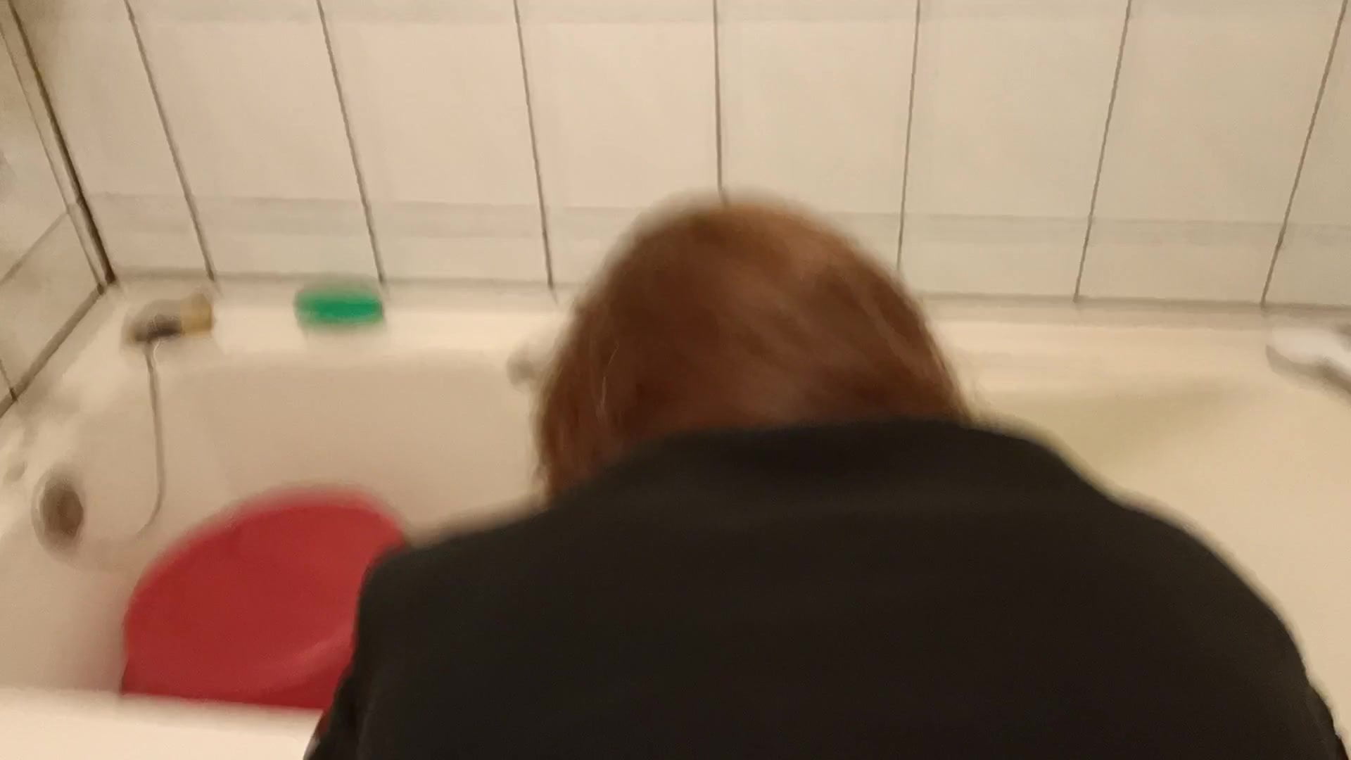 Парень трахает тещу раком в ванне. Она не вовремя наггнулась.