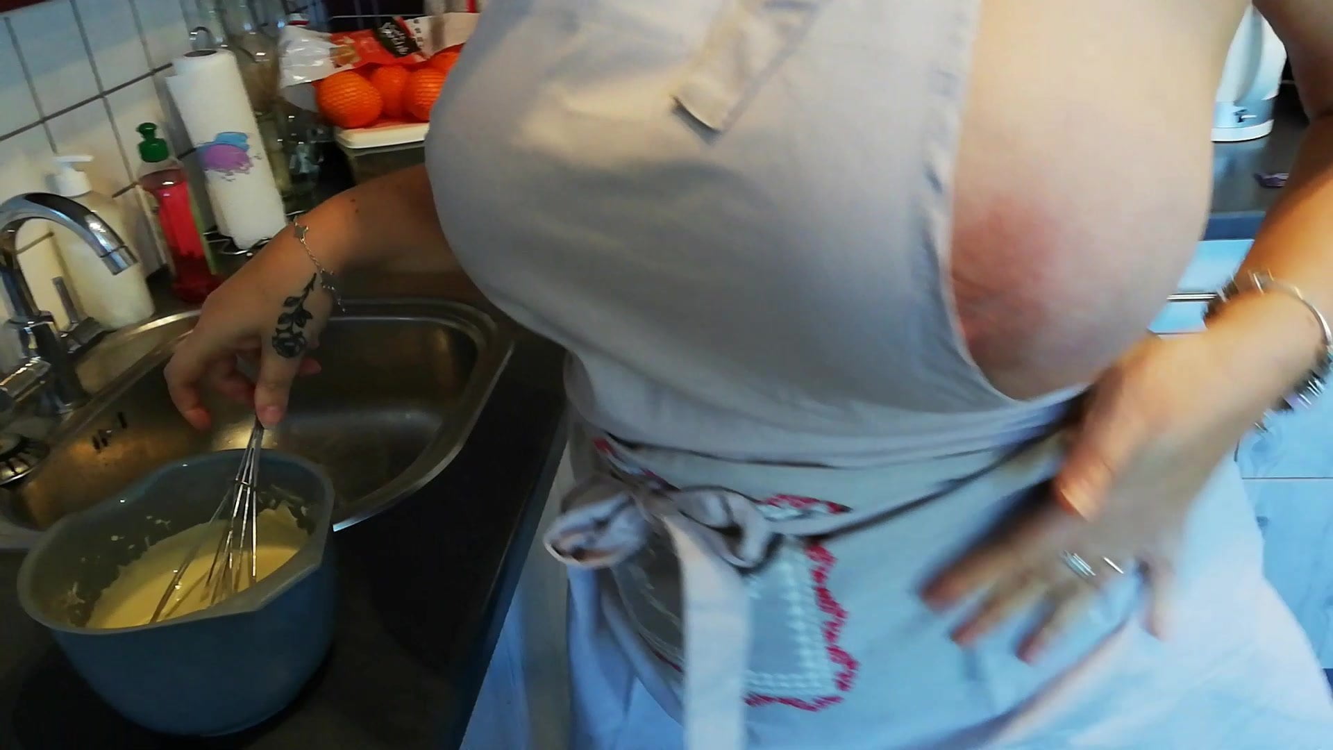 Сисястая теща не смогла отказать тестю и дала на кухне