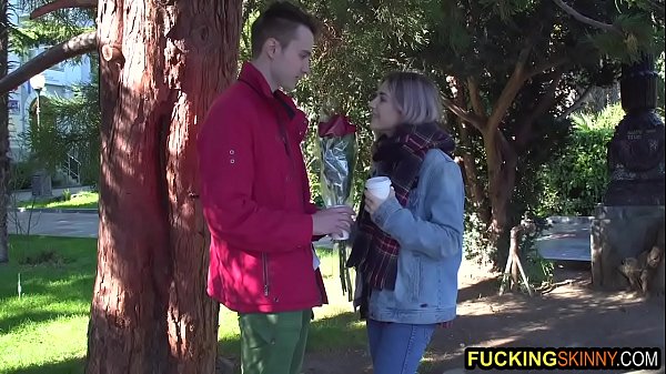 Паренек трахает молодую стройную девушку с упругой грудью примерно 3-го размера