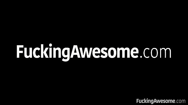 Здоровый крепкий мужик трахнул телочку, которая только что загорала у бассейна