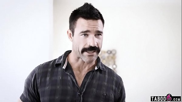 Дядя сношает молодую девушку ночью в ее кровати сзади.